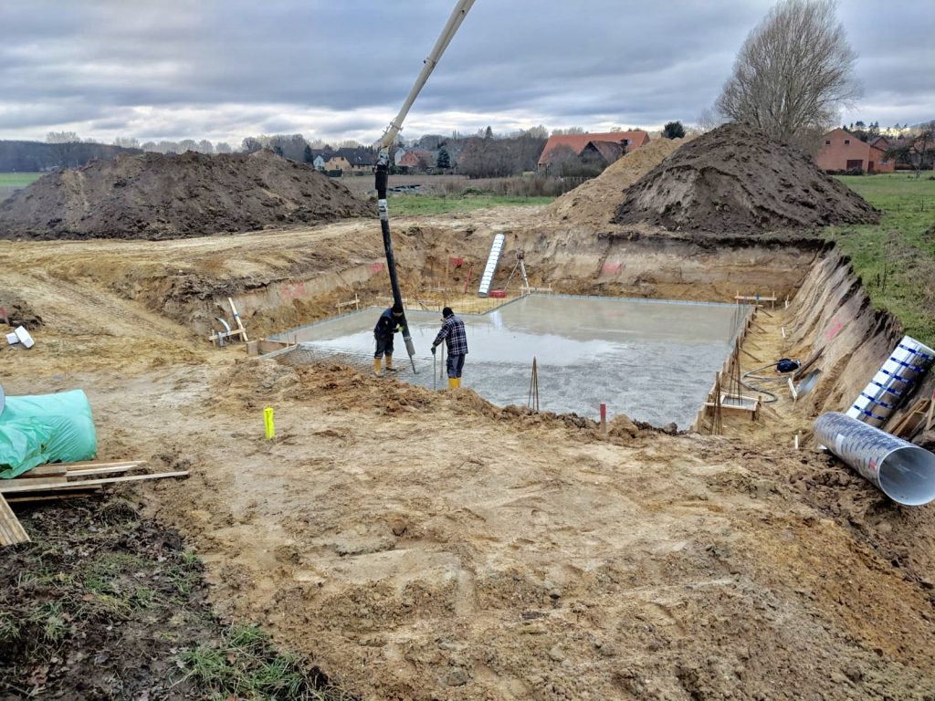 Fertigkeller-Bodenplatte wird gegossen